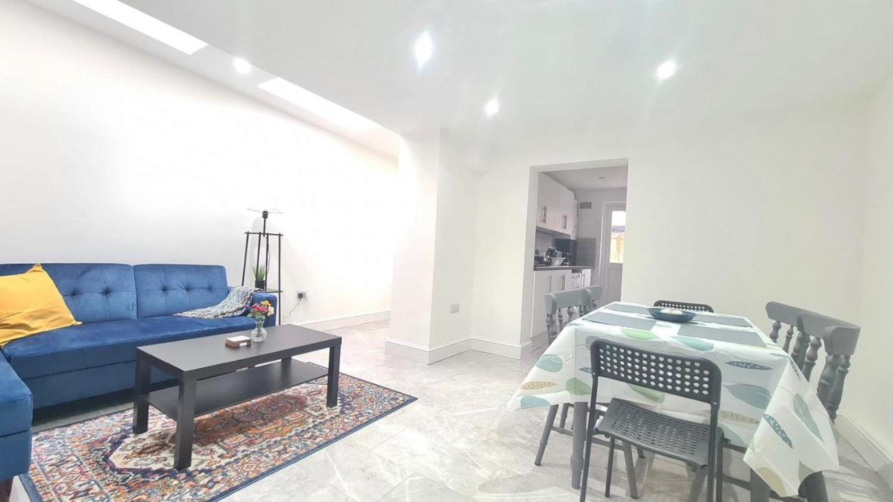 Spacious Room In Manor Park Лондон Экстерьер фото