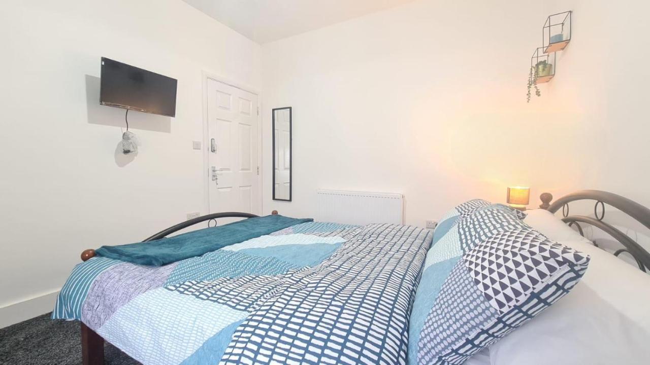 Spacious Room In Manor Park Лондон Экстерьер фото