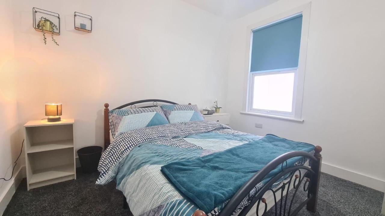 Spacious Room In Manor Park Лондон Экстерьер фото